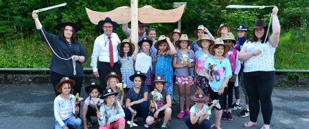 Gruppenfoto Kinder als Cowboys